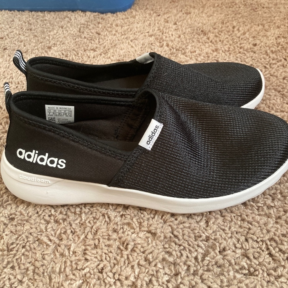 Size Woman’s 7 Adidas Memory Foam Shoes